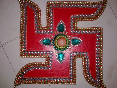 Wooden-rangoli-of-religious-symbols